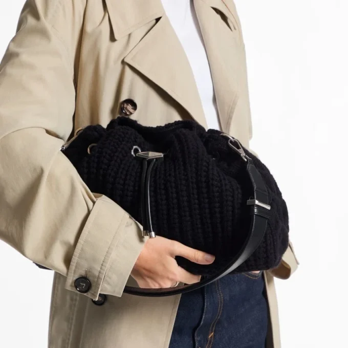 Cinch Medium svart stickad axelväska i ull Cinch Medium svart stickad axelväska i ull