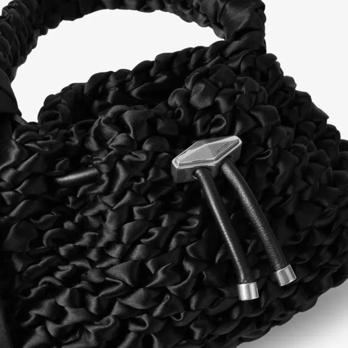 Cinch Small Svart vävd satin-axelväska Cinch Small Svart vävd satin-axelväska
