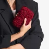 Cloud rubinröd satinclutch med broderade blomblad Cloud rubinröd satinclutch med broderade blomblad