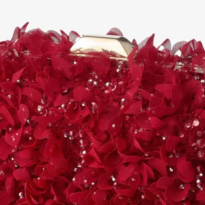 Cloud rubinröd satinclutch med broderade blomblad Cloud rubinröd satinclutch med broderade blomblad