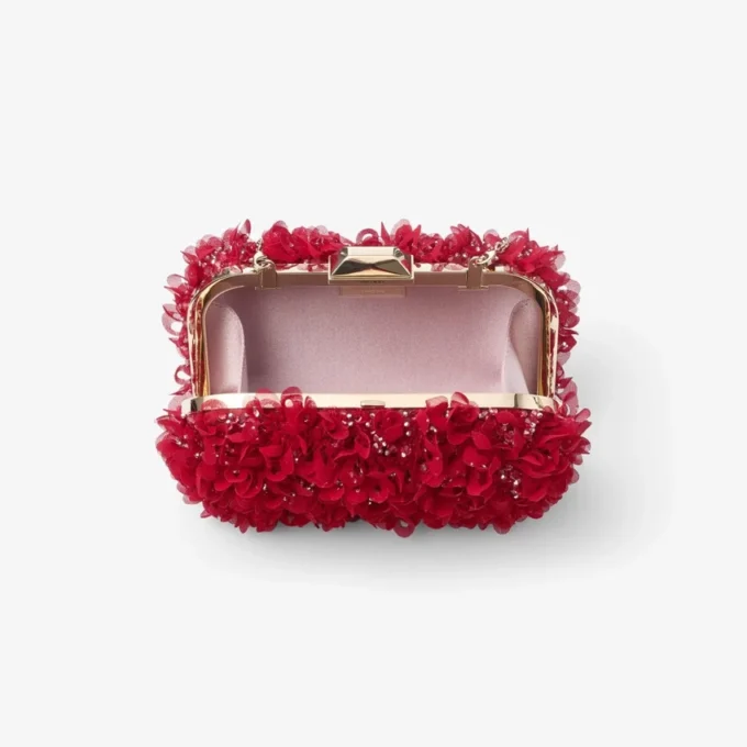 Cloud rubinröd satinclutch med broderade blomblad Cloud rubinröd satinclutch med broderade blomblad