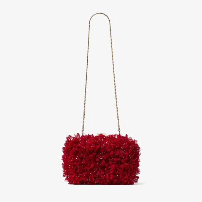 Cloud rubinröd satinclutch med broderade blomblad Cloud rubinröd satinclutch med broderade blomblad