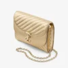 Curve Clutch Glänsande guldfärgad quiltad metallisk läderclutch med kedja