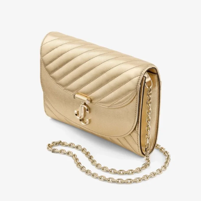 Curve Clutch Glänsande guldfärgad quiltad metallisk läderclutch med kedja