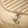 Curve Clutch Glänsande guldfärgad quiltad metallisk läderclutch med kedja