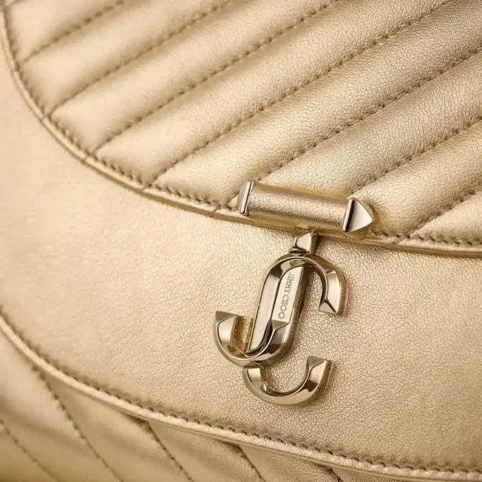 Curve Clutch Glänsande guldfärgad quiltad metallisk läderclutch med kedja