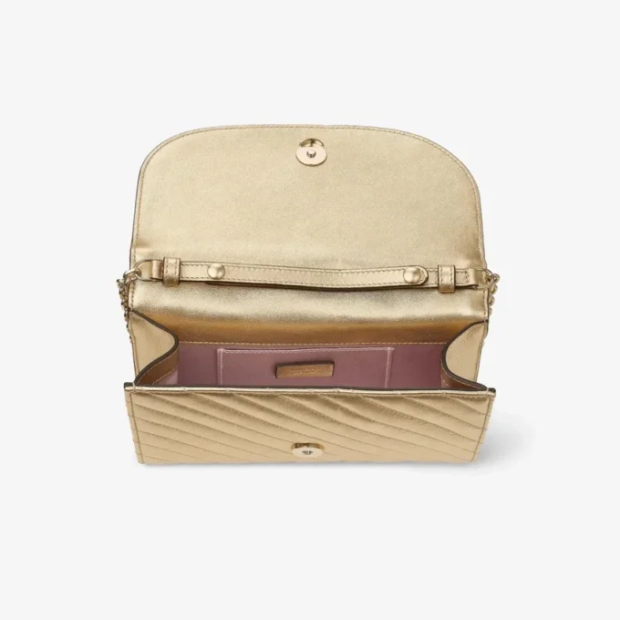 Curve Clutch Glänsande guldfärgad quiltad metallisk läderclutch med kedja