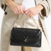 Curve Cross Body Medium Svart quiltad crossbody-väska i bikerläder