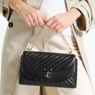 Curve Cross Body Medium Svart quiltad crossbody-väska i bikerläder