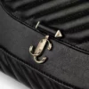 Curve Cross Body Medium Svart quiltad crossbody-väska i bikerläder