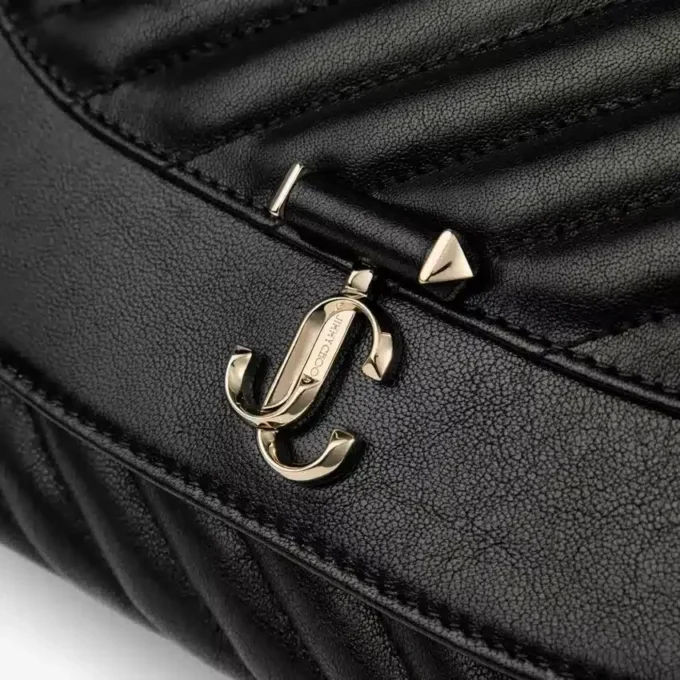 Curve Cross Body Medium Svart quiltad crossbody-väska i bikerläder