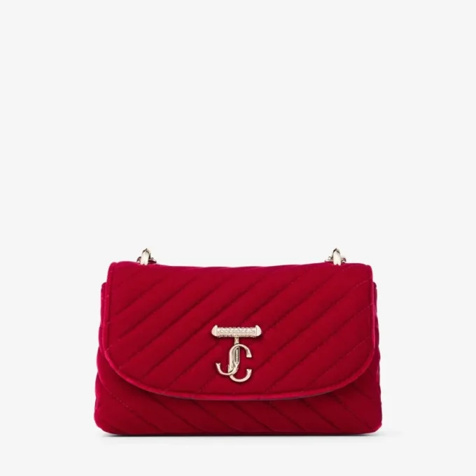Curve Cross Body Small Rubinröd quiltad crossbody-väska i sammet med kristallbesatt Jc-bar Curve Cross Body Small Rubinröd quiltad crossbody-väska i sammet med kristallbesatt Jc-bar