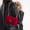 Curve Cross Body Small Rubinröd quiltad crossbody-väska i sammet med kristallbesatt Jc-bar Curve Cross Body Small Rubinröd quiltad crossbody-väska i sammet med kristallbesatt Jc-bar