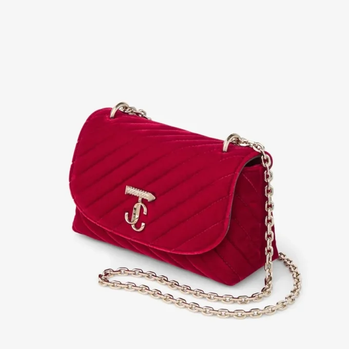 Curve Cross Body Small Rubinröd quiltad crossbody-väska i sammet med kristallbesatt Jc-bar Curve Cross Body Small Rubinröd quiltad crossbody-väska i sammet med kristallbesatt Jc-bar