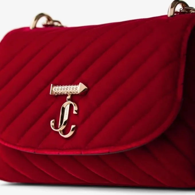 Curve Cross Body Small Rubinröd quiltad crossbody-väska i sammet med kristallbesatt Jc-bar Curve Cross Body Small Rubinröd quiltad crossbody-väska i sammet med kristallbesatt Jc-bar