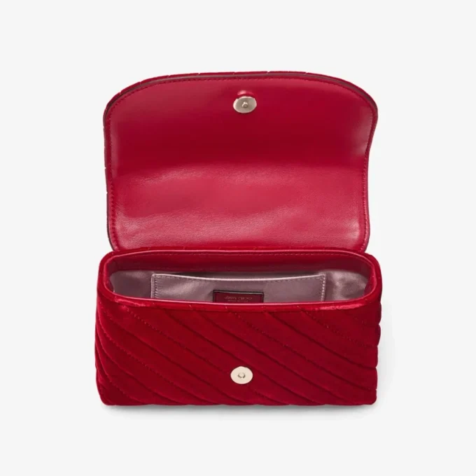Curve Cross Body Small Rubinröd quiltad crossbody-väska i sammet med kristallbesatt Jc-bar Curve Cross Body Small Rubinröd quiltad crossbody-väska i sammet med kristallbesatt Jc-bar