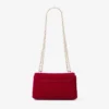Curve Cross Body Small Rubinröd quiltad crossbody-väska i sammet med kristallbesatt Jc-bar Curve Cross Body Small Rubinröd quiltad crossbody-väska i sammet med kristallbesatt Jc-bar
