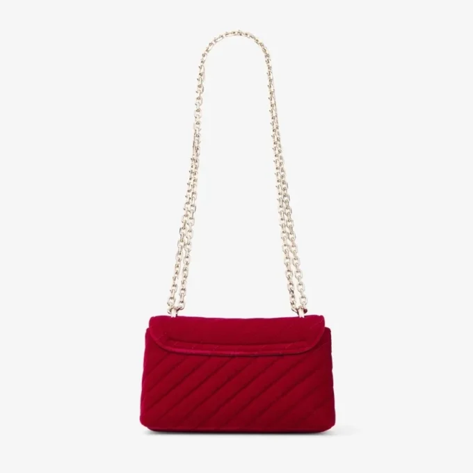 Curve Cross Body Small Rubinröd quiltad crossbody-väska i sammet med kristallbesatt Jc-bar Curve Cross Body Small Rubinröd quiltad crossbody-väska i sammet med kristallbesatt Jc-bar