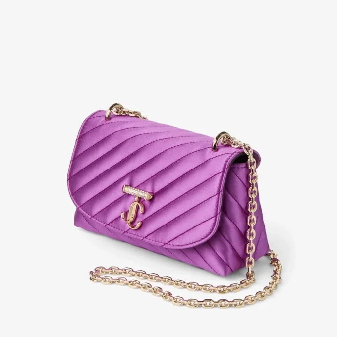 Curve Cross Body Small Violet Orchid Quilted Satin Crossbody med Crystal Jc Bar Curve Cross Body Small Violet Orchid Quilted Satin Crossbody med Crystal Jc Bar