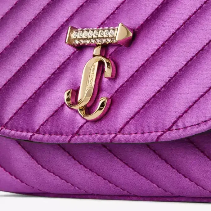 Curve Cross Body Small Violet Orchid Quilted Satin Crossbody med Crystal Jc Bar Curve Cross Body Small Violet Orchid Quilted Satin Crossbody med Crystal Jc Bar