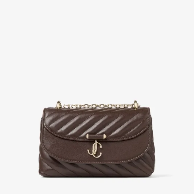 Curve Crossbody Small Chokladbrun quiltad crossbody-väska i bikerläder Curve Crossbody Small Chokladbrun quiltad crossbody-väska i bikerläder