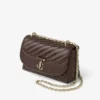 Curve Crossbody Small Chokladbrun quiltad crossbody-väska i bikerläder Curve Crossbody Small Chokladbrun quiltad crossbody-väska i bikerläder