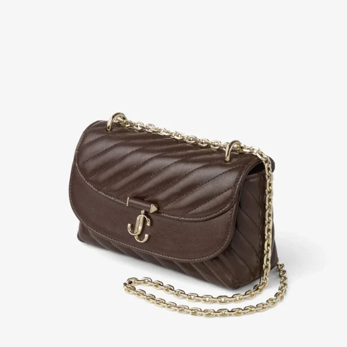 Curve Crossbody Small Chokladbrun quiltad crossbody-väska i bikerläder Curve Crossbody Small Chokladbrun quiltad crossbody-väska i bikerläder