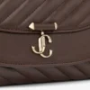 Curve Crossbody Small Chokladbrun quiltad crossbody-väska i bikerläder Curve Crossbody Small Chokladbrun quiltad crossbody-väska i bikerläder