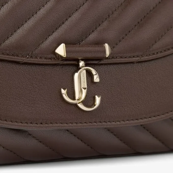 Curve Crossbody Small Chokladbrun quiltad crossbody-väska i bikerläder Curve Crossbody Small Chokladbrun quiltad crossbody-väska i bikerläder