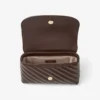 Curve Crossbody Small Chokladbrun quiltad crossbody-väska i bikerläder Curve Crossbody Small Chokladbrun quiltad crossbody-väska i bikerläder