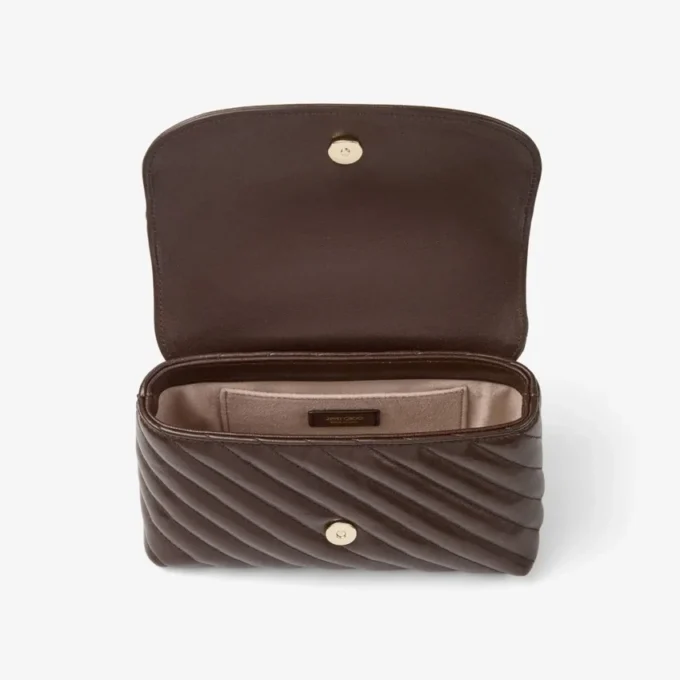 Curve Crossbody Small Chokladbrun quiltad crossbody-väska i bikerläder Curve Crossbody Small Chokladbrun quiltad crossbody-väska i bikerläder