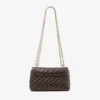 Curve Crossbody Small Chokladbrun quiltad crossbody-väska i bikerläder Curve Crossbody Small Chokladbrun quiltad crossbody-väska i bikerläder