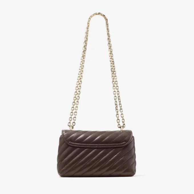 Curve Crossbody Small Chokladbrun quiltad crossbody-väska i bikerläder Curve Crossbody Small Chokladbrun quiltad crossbody-väska i bikerläder