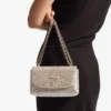 Curve Crossbody Small – guldskimrande crossbody-väska i mocka med hotfix-kristaller Curve Crossbody Small – guldskimrande crossbody-väska i mocka med hotfix-kristaller