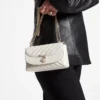 Curve Crossbody Small Latte – quiltad crossbody-väska i nappaläder