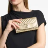 Curve-plånbok med kedja Glänsande guld Quiltad metallisk läderclutch