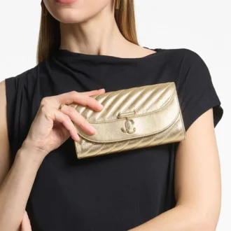 Curve-plånbok med kedja Glänsande guld Quiltad metallisk läderclutch