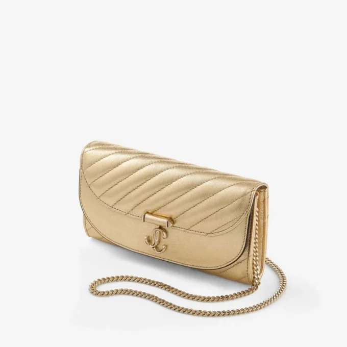 Curve-plånbok med kedja Glänsande guld Quiltad metallisk läderclutch