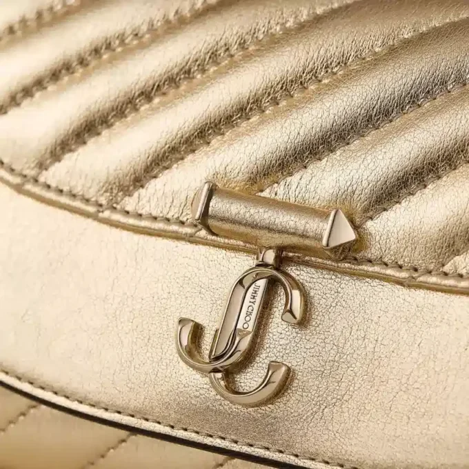 Curve-plånbok med kedja Glänsande guld Quiltad metallisk läderclutch