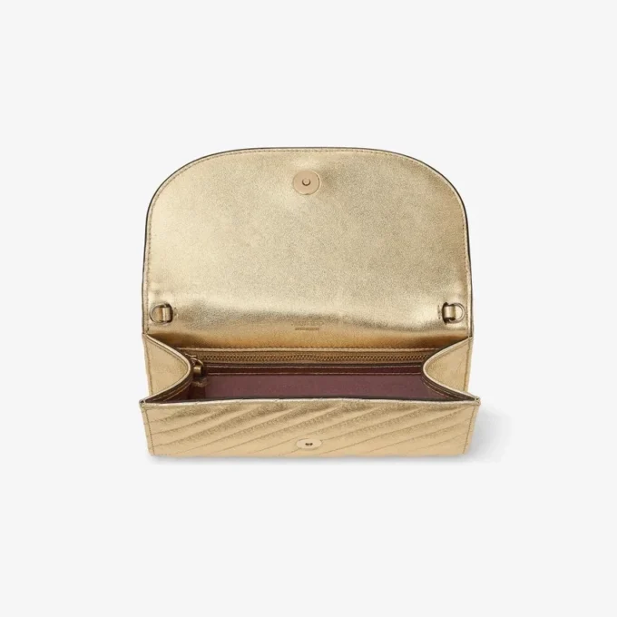 Curve-plånbok med kedja Glänsande guld Quiltad metallisk läderclutch