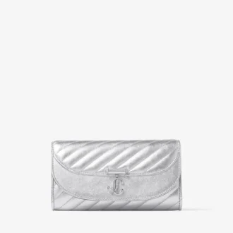 Curve-plånbok med kedja i silver Quiltad plånbok i metalliskt nappaläder med kedja