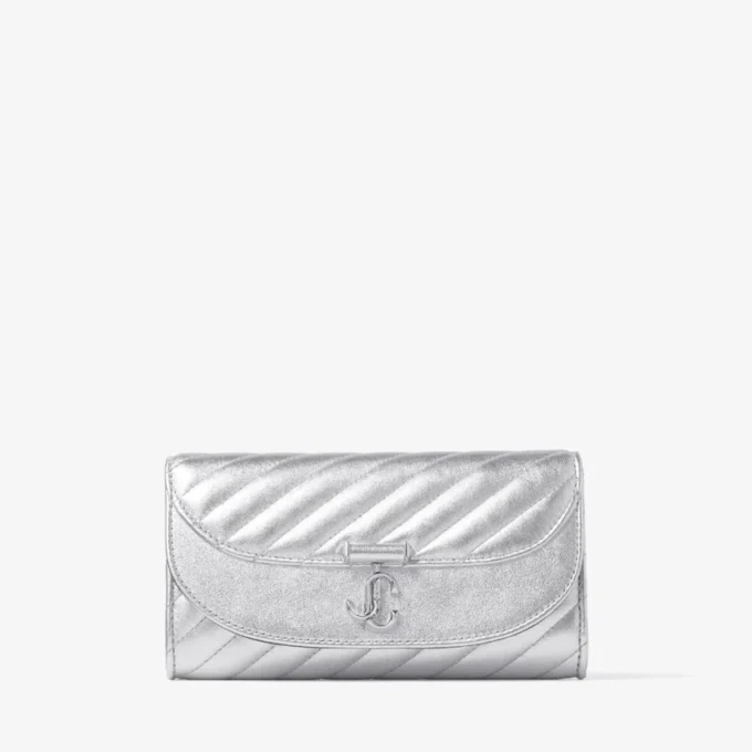 Curve-plånbok med kedja i silver Quiltad plånbok i metalliskt nappaläder med kedja