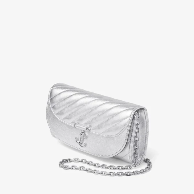 Curve-plånbok med kedja i silver Quiltad plånbok i metalliskt nappaläder med kedja
