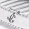 Curve-plånbok med kedja i silver Quiltad plånbok i metalliskt nappaläder med kedja