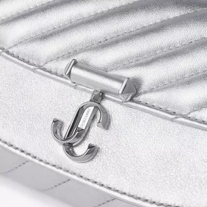 Curve-plånbok med kedja i silver Quiltad plånbok i metalliskt nappaläder med kedja