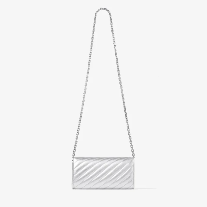 Curve-plånbok med kedja i silver Quiltad plånbok i metalliskt nappaläder med kedja