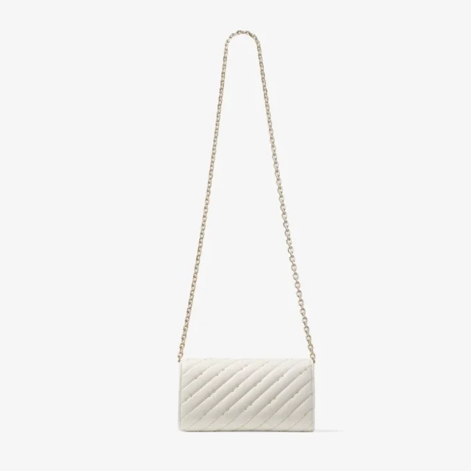 Curve-plånbok med kedja Plånbok i lattefärgat quiltat nappaläder med kedja