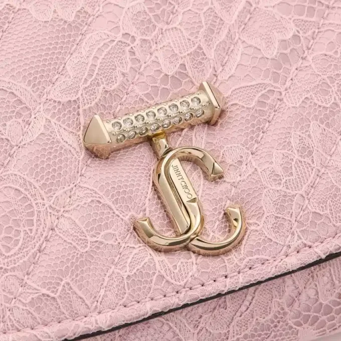 Curve-plånbok med kedja Rose Quilted jimmy choo Lace-plånbokskedja med kristall-JC-bar Curve-plånbok med kedja Rose Quilted jimmy choo Lace-plånbokskedja med kristall-JC-bar