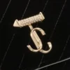 Curve-plånbok med kedja Svart quiltad miniväska i sammet med kristallprydd JC-logotyp Curve-plånbok med kedja Svart quiltad miniväska i sammet med kristallprydd JC-logotyp