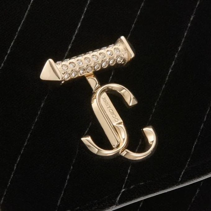 Curve-plånbok med kedja Svart quiltad miniväska i sammet med kristallprydd JC-logotyp Curve-plånbok med kedja Svart quiltad miniväska i sammet med kristallprydd JC-logotyp
